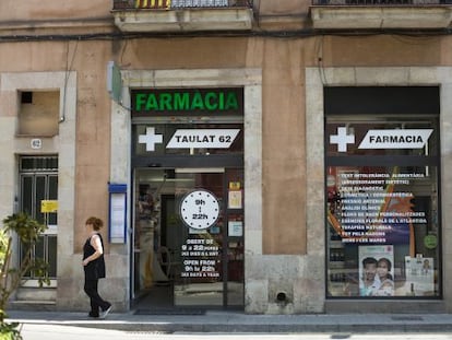 El nº 62 de la calle Taulat, hoy una farmacia, donde vivió Agustí Carreras.