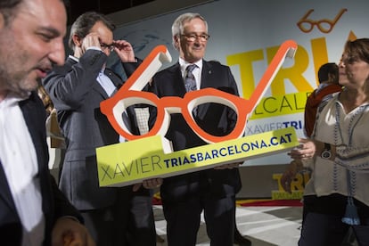 Inicio de campaña para la alcaldía de Barcelona. Xavier Trias candidato de CIU, posa junto a Artur Mas presidente de la Generalitat y Ramon Espadaler, el secretario general de UDC.