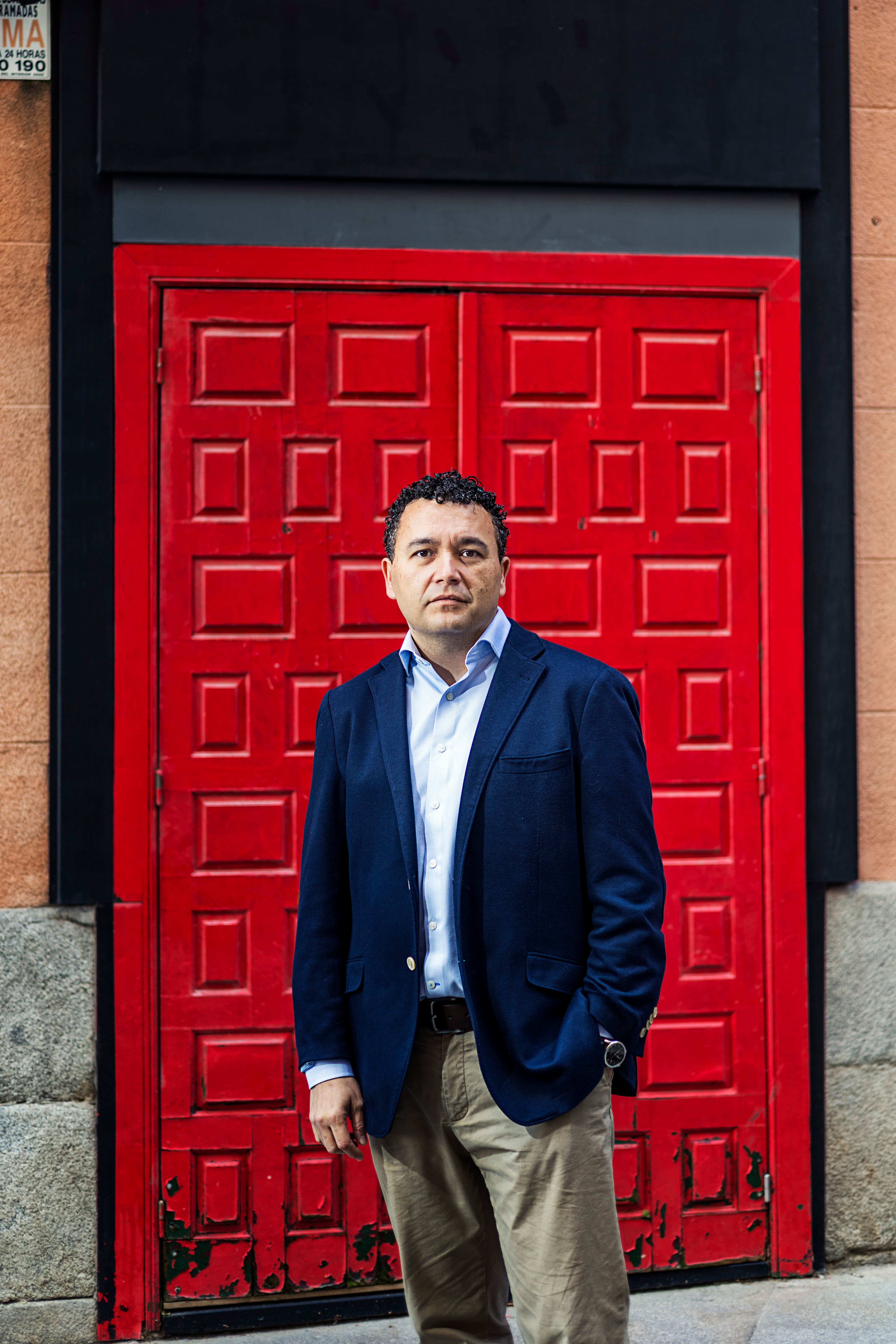 Alfredo Rodríguez-Muñoz, psicólogo experto en sueño, en el centro de Madrid, a 24 de marzo de 2026. 