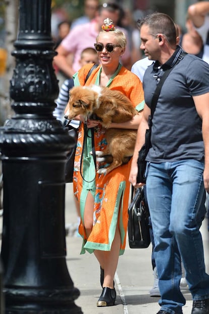 Miley Cyrus muestra al mundo con orgullo su nueva aficción por el barroquismo capilar. En su línea de estilismos complicados la pudimos ver recientemente con este kimono naranja.