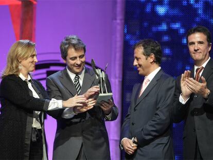 Manolo Lama, Paco González y José Ramón de la Morena recogen el Ondas de manos de Mercedes Milá.