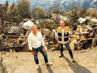 Aurentino Alonso, alcalde de O Barco de Valdeorras (izquierda), y Enrique Álvarez, alcalde de Vilamartín de Valdeorras (derecha), en una calle arrasada por el fuego de San Vicente de Leira, el jueves 21.