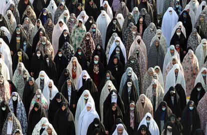 TOPSHOT - Muslim devotees offer Eid al-Fitr morning prayer in the Iranian city of Shahr-e-Rey (Ray), south of the capital Tehran, on May 3, 2022. - Muslims across the world are celebrating Eid al-Fitr holiday which marks the end of the holy fasting month of Ramadan. (Photo by AFP)