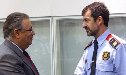 El ministro Juan Ignacio Zoido junto al Comisario de los Mossos d'Esquadra, Ferran López.