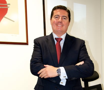 Carlos Bocanegra ha sido nombrado nuevo presidente de la delegación andaluza del Instituto Español de Analistas, tomando el relevo de Ignacio Fernández-Montes, quien ha desempeñado el cargo durante los últimos siete años. Bocanegra, actual director de Renta 4 Banco en Granada desde 2003, cuenta con una trayectoria de más de 23 años en el ámbito de los mercados financieros, gestión patrimonial y control de riesgos.