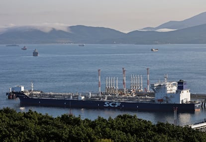 El petrolero 'Vladímir Arseniev', en la terminal de crudo Kozmino, cerca de la ciudad portuaria rusa de Najodka, el pasado 12 de agosto.