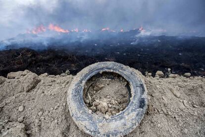 Vista del incendio de neum&aacute;ticos en Sese&ntilde;a (Toledo)