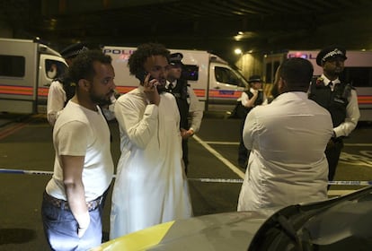 Varios testigos del atropello en la zona acordonada por la policía.