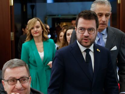 El 'president' de la Generalitat, Pere Aragonès, a su llegada al desayuno informativo, al que ha asistido la portavoz del Gobierno, Pilar Alegría (tras él), este miércoles en Madrid.