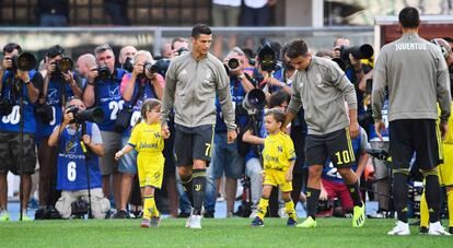 Cristiano Ronaldo (I) junto a Paulo Dybala en su primer partido con la Juve.