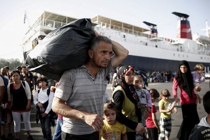 Desembarco de un ferry llegado desde la isla griega de Lesbos al puerto del Pireo