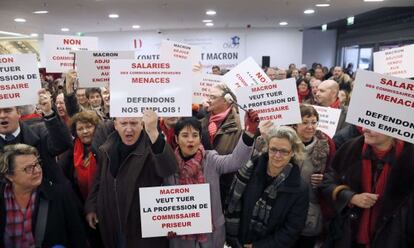 Protesta de subastadores contra la fusión de su profesión con otras relacionadas con la judicatura, este miércoles en París.