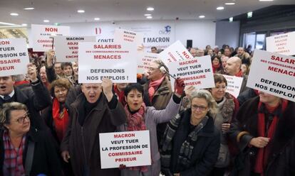 Protesta de subastadores contra la fusi&oacute;n de su profesi&oacute;n con otras relacionadas con la judicatura, este mi&eacute;rcoles en Par&iacute;s. 