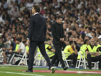 Los técnicos del Real Madrid, Julen Lopetegui (i) y del Atlético de Madrid, el argentino Diego Pablo Simeone, durante el encuentro.