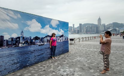 Mejor foto con falso skyline y sin polución que en el entorno real.

En diciembre de 2017, los turistas preferían hacerse fotos frente a un falso horizonte que emulaba el skyline real del puerto de Hong Kong porque la instantánea impresa era mucho más luminosa y no parecía afectada por la polución que asola el enclave.