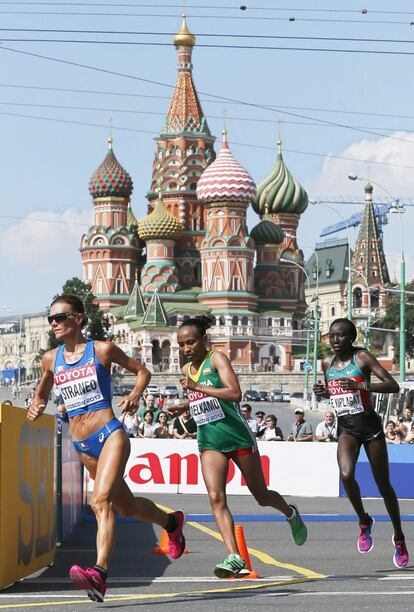El maratón femenino, a su paso por la Plaza Roja de Moscú.