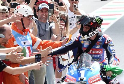 Francesco Bagnaia celebra la victoria con sus seguidores este domingo en Mugello.