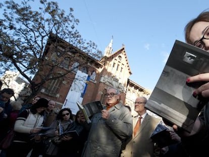 Isabel Anyó, nieta de Estellés, en una parada del recorrido en la Plaza del Mercado.