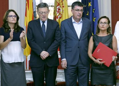 Los presidentes de la Generalitat y las Cortes, en el centro, con la presidenta de la asociaci&oacute;n de v&iacute;ctimas (a la derecha). 