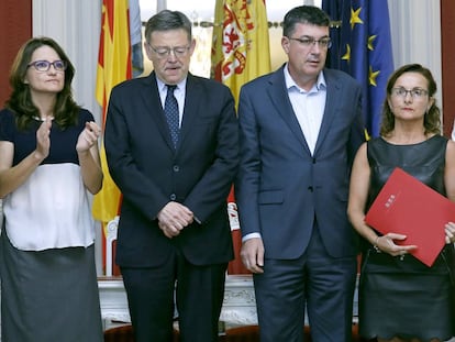 Los presidentes de la Generalitat y las Cortes, en el centro, con la presidenta de la asociaci&oacute;n de v&iacute;ctimas (a la derecha). 