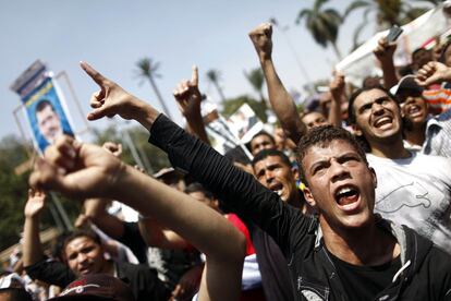 Protesta de partidarios de Morsi en los alrededores de la Universidad de El Cairo, 5 de julio de 2013. Un tiroteo en El Cairo entre manifestantes a favor del presidente depuesto, Mohamed Morsi, y el Ejército ha dejado al menos tres muertos y varios heridos en la capital egipcia, según las fuerzas de seguridad.