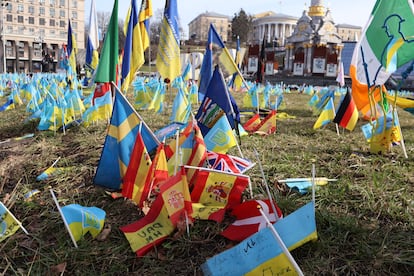 Banderas españolas en honor a combatientes muertos en Ucrania, este martes en la plaza de Maidán.