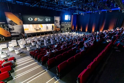 La sede del Mundial en la Expo Universal de Dubái, con el escenario acristalado e insonorizado al fondo