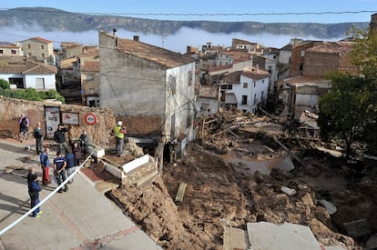 Servicios de emergencia trabajan en el punto más afectado por las inundaciones en Letur (Albacete), este miércoles.