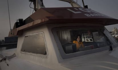 Cristina Caparrós fotografiada al port dels pescadors de la Barceloneta, a bord de l'Òstia.