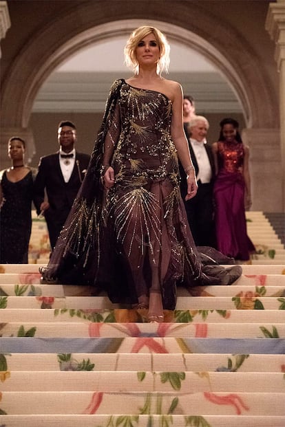 Stella McCartney, Azzedine Alaïa y Prada son las tres marcas en las que se sustentan sus estilismos. Alberta Ferretti firma el vestido de la imagen, el que la actriz luce en el momento clave de la película: la alfombra roja del Metropolitan Museum de Nueva York.