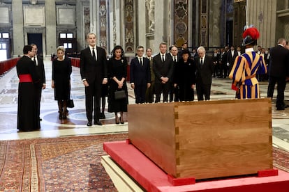 Los reyes Felipe y Letizia, junto al resto de la delegación española, en la Basílica de San Pedro para rendir tributo al papa Francisco antes del funeral.