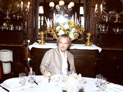 Jose Coronado posa para ICON en el interior del restaurante Lhardy de Madrid. Un clásico dentro de otro clásico.