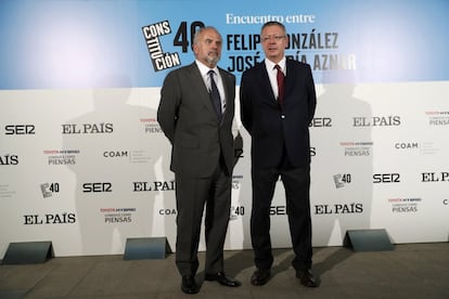 Ignacio Polanco, presidente de honor de PRISA, y el exministro Alberto Ruiz-Gallardón posan en el 'photocall'.