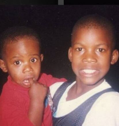 El jugador de los Bulls compartió con sus seguidores esta foto en la que aparece él de niño –a la derecha–.