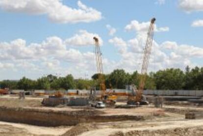 Movimiento de tierras en el terreno donde se construirá el futuro hospital de la Clínica Universitaria de Navarra en Madrid.