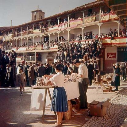 Esperanza Aguirre ha destacado durante su visita que, tras varios años de trabajos, se pone "el punto y final a la restauración de la plaza Mayor de Chinchón" al tiempo que dan "también un nuevo impulso a la promoción turística del municipio con la apertura del centro de interpretación turística". Unos 11.000 turistas pasan por la oficina de turismo al mes, a los que hay que sumar los que realizan la visita por su cuenta. En la foto, del mismo fondo fotográfico, venta de dulces en la plaza Mayor durante un festejo taurino en 1967.