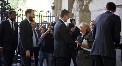 Manuela Carmena saluda a Jaycee Carroll, en la visita del Madrid al Ayuntamiento