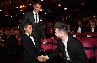 Cristiano Junior saluda a Messi ante su padre, Cristiano Ronaldo.