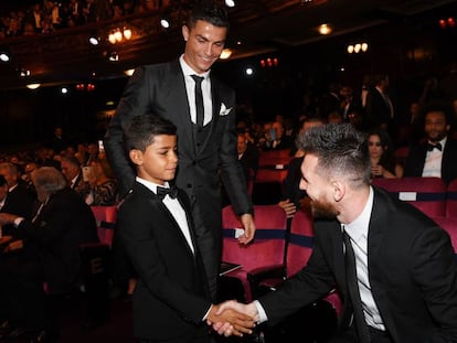 Cristiano Júnior saúda Messi diante de seu pai, Cristiano Ronaldo.