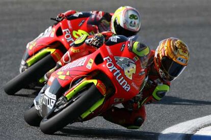 Los pilotos españoles Jorge Lorenzo y Hector Barberá, durante los entrenamientos de Estoril.