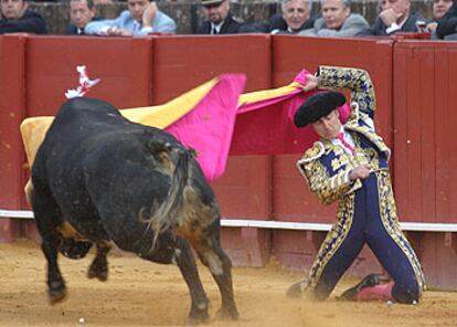 El Fandi torea el último toro de la tarde en la plaza de la Maestranza.