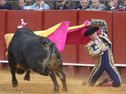 El Fandi torea el último toro de la tarde en la plaza de la Maestranza.