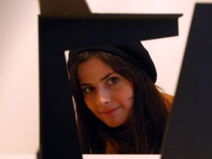 Una mujer contempla una de las 'cajas vacías' de Oteiza en la galería Michel Mejuto.