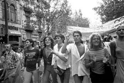 Primera manifestación del orgullo gay, lésbico y transexual en Barcelona, en 1977.