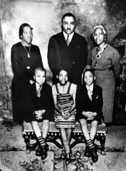 Martin Luther King (abajo a la derecha) junto a sus padres, Alberta Williams King y Martin Luther King Sr., su abuela, Jennie Williams, y su hermana Christine.