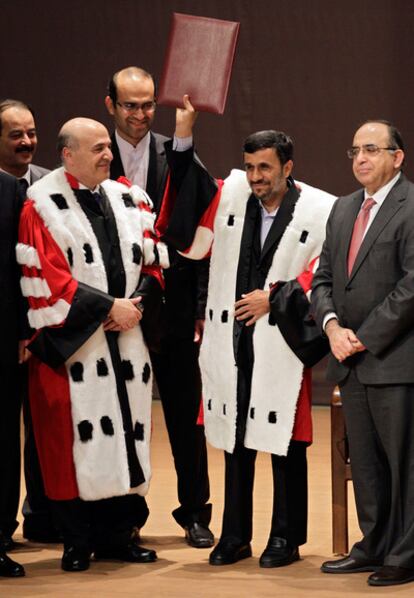 El presidente iraní saluda tras ser nombrado doctor <i>honoris causa</i> en la Universidad de Beirut, rodeado de autoridades educativas libanesas.