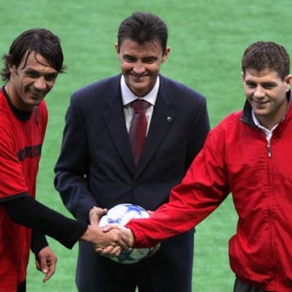 Mejuto González, ayer, con los capitanes, Maldini (a su derecha) y Gerrard.
