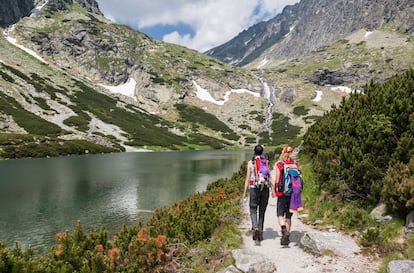 Dos senderistas recorriendo el Alto Tatra, o Vysoké Tatry (Eslovaquia).