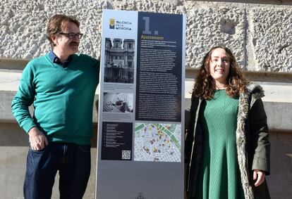 Los concejales de Valencia Glòria Tello y Giuseppe Grezzi ante uno de los paneles que informan del pasado republicano de la ciudad.