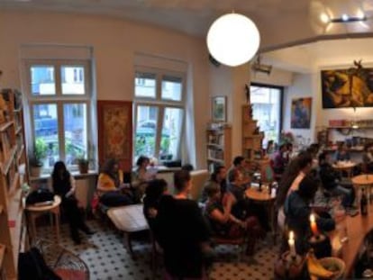 Actuación en la librería-café La Escalera, en Berlín.